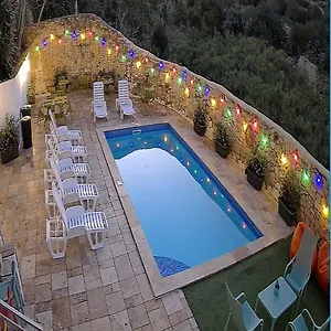 κάντε κράτηση εδώ