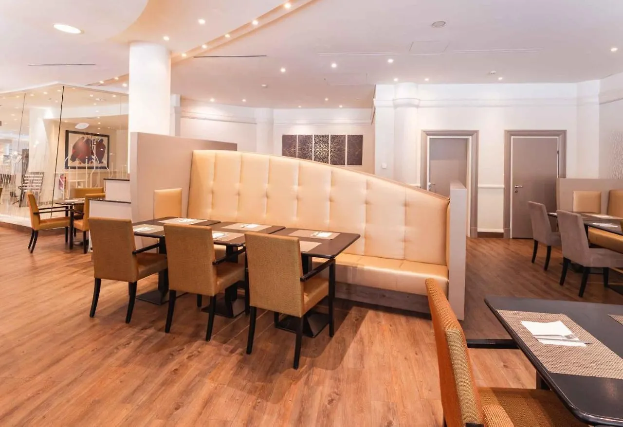 Plaza Premium Wien 4*,